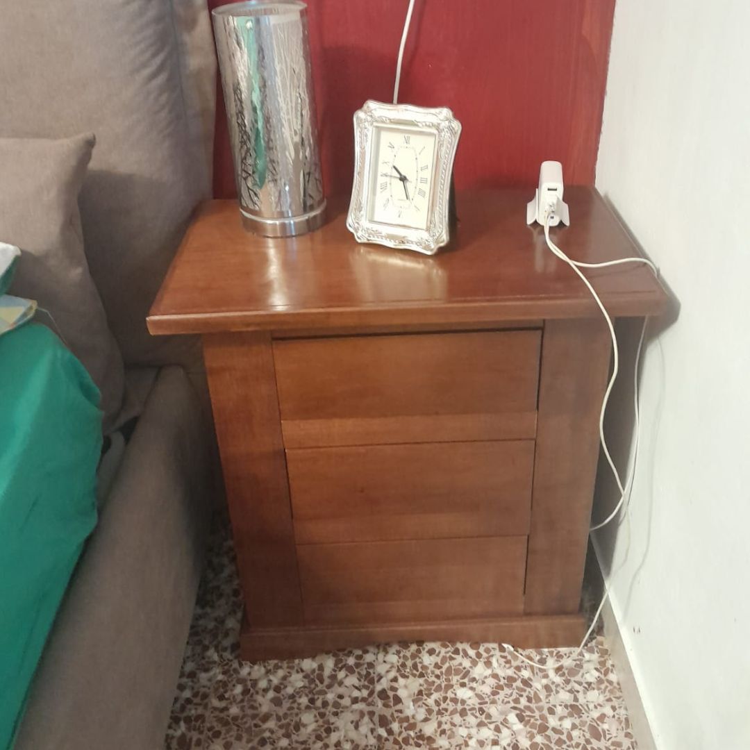 Comodino in legno noce scuro con 3 cassetti per camera da letto.